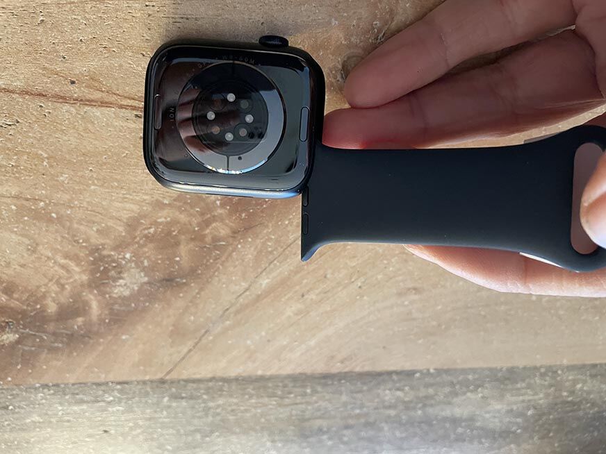 Man sieht die Sensoren auf der Unterseite der Apple Watch Series 7.